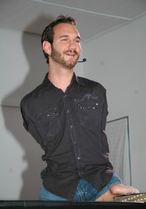 800px-Nick_Vujicic_speaking_in_a_church_in_Ehringshausen,_Germany_-_20110401-02